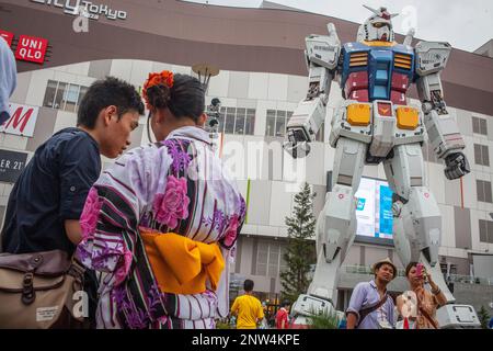 Gundam robot subacqueo in città Tokyo Plaza, in Odaiba (isola artificiale).Il Tokyo city, Giappone, Asia Foto Stock