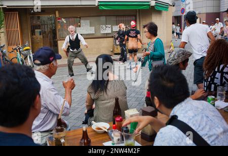 Artisti di strada,street scene in Asakusa.Street nex al Tempio di Senso-ji.Tokyo city, Giappone, Asia Foto Stock