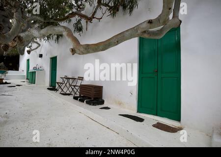 Cortile di casa colonica tradizionale finca edificio imbiancato dimora storica a Lanzarote, Isole Canarie, Spagna il cortile ha un pati inclinato Foto Stock