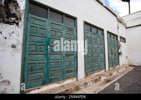 Vecchio indossato verde intemperie dipinte finestre chiuse negozio porta San Bartolome Lanzarote, Isole Canarie, Spagna Foto Stock
