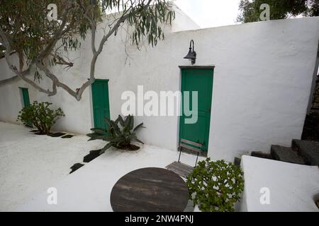 Porte verdi del cortile del tradizionale finca casa colonica imbiancato dimora storica a Lanzarote, Isole Canarie, Spagna il cortile ha un Foto Stock