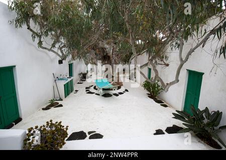 Cortile di casa colonica tradizionale finca edificio imbiancato dimora storica a Lanzarote, Isole Canarie, Spagna il cortile ha un pati inclinato Foto Stock