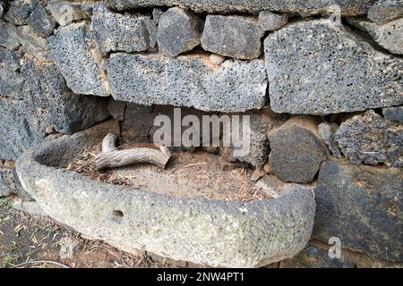 Vecchio canale d'acqua nel cortile del tradizionale finca casa colonica imbiancato dimora storica a Lanzarote, Isole Canarie, Spagna il cortile Foto Stock