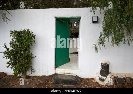 Tradizionale ingresso verde porta al cortile del tradizionale finca casa colonica imbiancata dimora storica a Lanzarote, Isole Canarie, Spagna Foto Stock