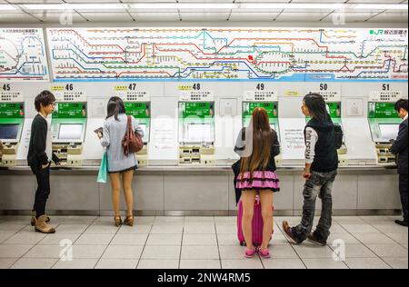 Mappa della metropolitana e le macchine per la vendita di biglietti, in Shinjuku Stazione ferroviaria.Tokyo city, Giappone, Asia Foto Stock