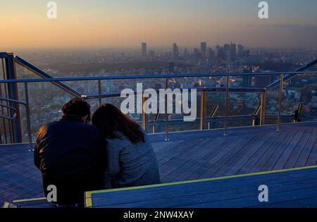 Coppia in cerca lo skyline di Tokyo da Mori Tower (Tokyo City View), in Roppongi Hills.Tokyo, Giappone, Asia Foto Stock