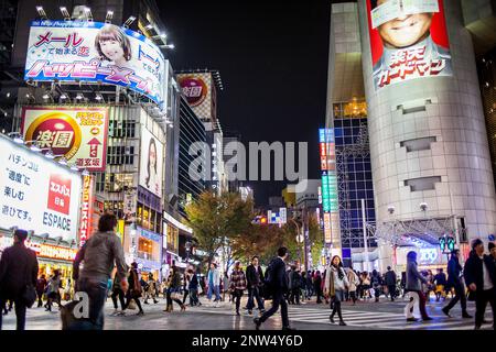 Una traversata in Shibuya con un edificio del 109, Tokyo, Giappone. Foto Stock