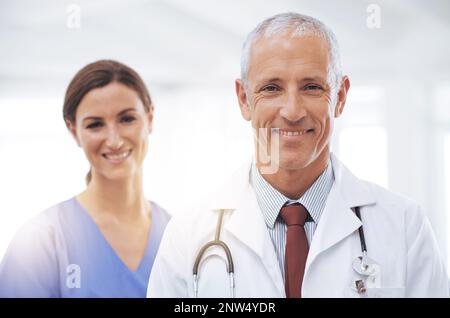 Vi forniranno la migliore cura possibile. Ritratto di due medici amichevoli professionisti. Foto Stock