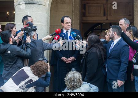 Nicosia, Cipro. 28th Feb, 2023. Nicos Christodoulides parla ai media, Nicosia, Cipro, il 28 febbraio 2023. L'ex Presidente della Repubblica di Cipro, Nicos Anastasiades dà il suo posto al nuovo Presidente, Nicos Christodoulides oggi al Palazzo Presidenziale. (Foto di Kostas Pikoulas/Sipa USA) Credit: Sipa USA/Alamy Live News Foto Stock