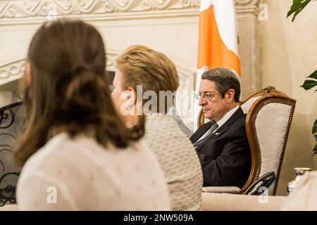 Nicosia, Cipro. 28th Feb, 2023. Nicos Anastasiades è visto durante la cerimonia di successione, Nicosia, Cipro, il 28 febbraio 2023. L'ex Presidente della Repubblica di Cipro, Nicos Anastasiades dà il suo posto al nuovo Presidente, Nicos Christodoulides oggi al Palazzo Presidenziale. (Foto di Kostas Pikoulas/Sipa USA) Credit: Sipa USA/Alamy Live News Foto Stock