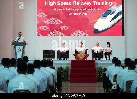 Giacarta. 28th Feb, 2023. La prima classe di formazione per il personale operativo e di manutenzione della ferrovia ad alta velocità Jakarta-Bandung (HSR) inizia nella Scuola tecnica professionale delle ferrovie indonesiane a Madiun City, Provincia di Giava Orientale, Indonesia, 27 febbraio 2023. PER ANDARE CON 'Indonesia Jakarta-Bandung High-Speed Railway inizia il funzionamento, corso di formazione di manutenzione' credito: Xinhua / Alamy Live News Foto Stock