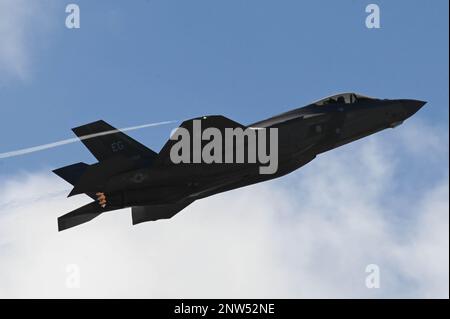 Un F-35A Lightning II con lo Squadrone Fighter 60th, 33rd Fighter Wing, decollo dalla Naval Air Station Key West, Florida, 13 febbraio 2023. Il 60th Fighter Squadron e l'AMU si sono recati al NAS Key West per sfruttare le condizioni meteorologiche ottimali, concentrarsi sulla missione di addestramento, mettere in pratica le abilità in un nuovo ambiente e costruire cameratismo nelle unità. Foto Stock