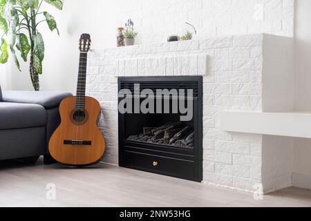 la chitarra acustica è a casa Foto Stock