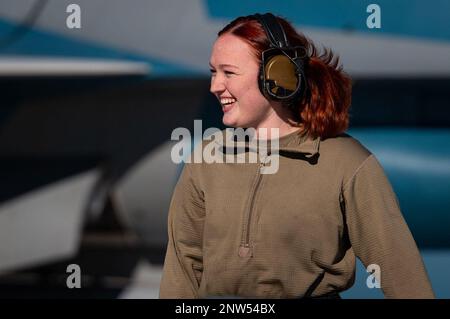 STATI UNITI Air Force Senior Airman Sydney Woo un 354th Fighter Generation Squadron Weapons Specialist di Davis Monthan Air Force base (AFB) sorride durante la Red Flag 23-1 a Nellis AFB, Nevada, 23 gennaio 2023. Red Flag è fondamentale per formare gli Airmen a lavorare in modo indipendente e prendere decisioni in un ambiente di comunicazione limitato. Foto Stock