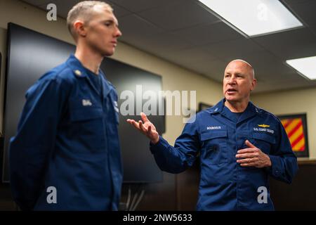 Melvin Bouboulis, comandante, 13th Distretto della Guardia Costiera, presenta la Medaglia della Guardia Costiera al Petty Officer 1st Classe Wallace Qual Venerdì a Ilwaco, Washington, per i suoi eroici sforzi nel 2020. Il 8 settembre 2020, Qual ha nuotato dalla riva attraverso 6 metri di surf per salvare un pescatore che è stato costretto ad abbandonare la nave a circa 400 metri dalla riva vicino al South Beach state Park, Oregon. Foto Stock