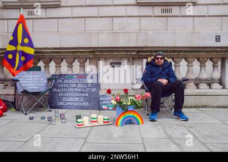 Londra, Regno Unito. 28th febbraio 2023. Vahid Beheshti il sesto giorno del suo sciopero della fame al di fuori dell'Ufficio degli Esteri, del Commonwealth e dello sviluppo di Westminster. Vahid chiede che il corpo della Guardia rivoluzionaria Islamica (IRGC) in Iran sia inserito nella lista delle organizzazioni terroristiche internazionali. Foto Stock