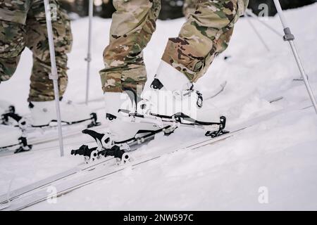 STATI UNITI I paracadutisti dell’esercito assegnati alla Brigata aerea 173rd salgono una pista utilizzando la tecnica dello sci alpino durante l’addestramento al salvataggio in valanga insegnato da istruttori di sci della Brigata Alpini dell’esercito italiano a Corvara, 1 febbraio 2023. Esercizio Alpine Star - Winter Resolve è un esercizio di addestramento multinazionale in montagna e guerra artica ospitato dall'Esercito Italiano. Tre plotoni di ricognizione della Brigata Airborne 173rd prendono parte a un programma di allenamento in tre fasi guidato dalla Brigata Alpini per espandere le capacità di forza imparando a muoversi, sparare e operare in montagna e artico Foto Stock