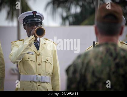 230126-N-DK722-1002 (26 gennaio 2023) LAGOS, Nigeria, Stati Uniti Thomas Ishee, vice della Marina, comandante degli Stati Uniti Sesta flotta, guarda un'esibizione della Guardia d'onore della Marina Nigeriana durante la sua visita al comando navale occidentale a Lagos, Nigeria, 26 gennaio 2023 durante l'Obangame Express 2023. Obangame Express 2023, condotto dagli Stati Uniti Naval Forces Africa, è un esercizio marittimo volto a migliorare la cooperazione e ad aumentare la sicurezza e la sicurezza marittima tra le nazioni partecipanti nel Golfo di Guinea e nell'Oceano Atlantico meridionale. STATI UNITI Sesta flotta, con sede a Napoli, in Italia, conduce l'intero spettro di join Foto Stock