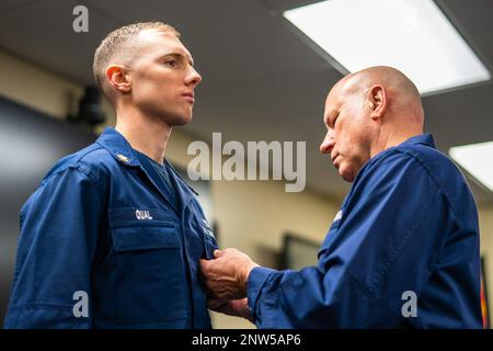 Melvin Bouboulis, comandante, 13th Distretto della Guardia Costiera, presenta la Medaglia della Guardia Costiera al Petty Officer 1st Classe Wallace Qual Venerdì a Ilwaco, Washington, per i suoi eroici sforzi nel 2020. Il 8 settembre 2020, Qual ha nuotato dalla riva attraverso 6 metri di surf per salvare un pescatore che è stato costretto ad abbandonare la nave a circa 400 metri dalla riva vicino al South Beach state Park, Oregon. Foto Stock