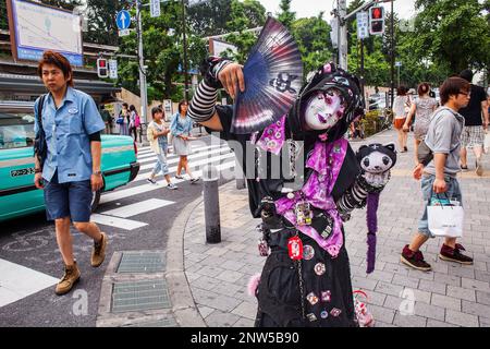 Giovane e alla moda eccentrica persona in Takeshita Dori.Tokyo city, Giappone, Asia Foto Stock