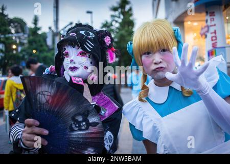 Giovane e alla moda eccentrica persone in Takeshita Dori.Tokyo city, Giappone, Asia Foto Stock