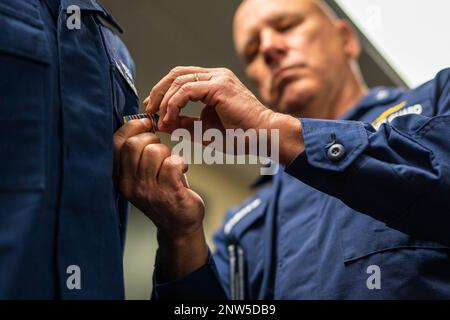 Melvin Bouboulis, comandante, 13th Distretto della Guardia Costiera, presenta la Medaglia della Guardia Costiera al Petty Officer 1st Classe Wallace Qual Venerdì a Ilwaco, Washington, per i suoi eroici sforzi nel 2020. Il 8 settembre 2020, Qual ha nuotato dalla riva attraverso 6 metri di surf per salvare un pescatore che è stato costretto ad abbandonare la nave a circa 400 metri dalla riva vicino al South Beach state Park, Oregon. Foto Stock