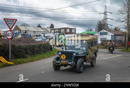 Una Jeep del WW2 dipinta in livrea RAF fa un giro d'angolo seguito da una moto Norton del WW2 in occasione di un evento di veicoli d'epoca a Wisborough Green, Regno Unito. Foto Stock