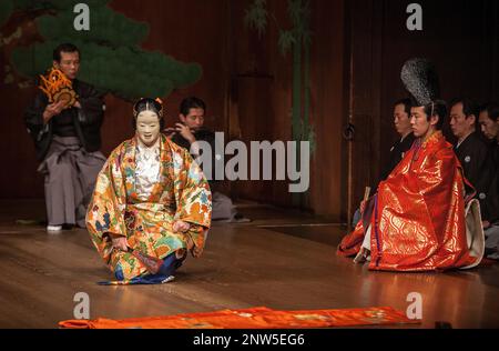 Prestazioni di noh, in Nazionale Noh Theatre,4-18-1, Sendagaya, Shibuya-ku, Tokyo Foto Stock