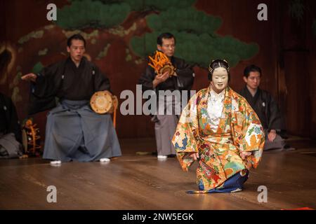 Prestazioni di noh, in Nazionale Noh Theatre,4-18-1, Sendagaya, Shibuya-ku, Tokyo Foto Stock