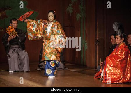 Prestazioni di noh, in Nazionale Noh Theatre,4-18-1, Sendagaya, Shibuya-ku, Tokyo Foto Stock