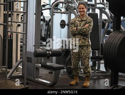 CORONADO, California (30 gennaio 2023) – Tia Blythe, un fisioterapista assegnato al Naval Special Warfare Group (NSWG) 1, posa per un ritratto nella clinica a bordo del Silver Strand Training Complex di Coronado, California. Naval Special Warfare è la forza militare marittima speciale della nazione, in una posizione unica per estendere la portata della flotta e mantenere l'accesso alla forza congiunta in competizione e conflitto. Foto Stock