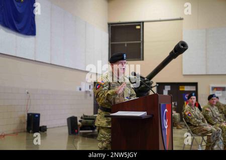 Timothy Thombleson della Guardia Nazionale dell'Indiana parla alla cerimonia del cambio di comando della Divisione Fanteria 38th a Indianapolis, domenica 22 gennaio 2023. Thombleson comandò la divisione per più di due anni e la divisione con sede in Indiana attraverso due esercizi di combattimento. Foto della Guardia Nazionale Indiana di Sgt. Chelsea Gilman Foto Stock