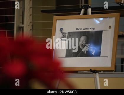 Una foto del Dr. Martin Luther King Jr. È in mostra durante il Remembering Dr. Martin Luther King Jr Evento presso la Joint base Andrews, Md., 18 gennaio 2023. L'evento ha accolto tutte le organizzazioni JBA e visitatori illustri come Terri L. Freeman, direttore esecutivo del Reginald F. Lewis Museum of Maryland African American History and Culture. Foto Stock