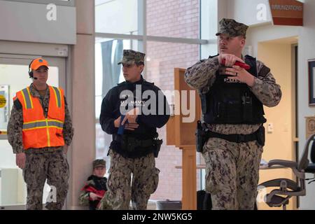 ANNAPOLIS, Md. (15 febbraio 2023) - il personale delle forze di sicurezza risponde ad una minaccia simulata durante un esercizio di addestramento attivo dello sparatutto tenuto presso la clinica sanitaria navale Annapolis. L'esercizio di addestramento è stato completato nell'ambito della cortina solida-scudo della Cittadella, che è un esercizio annuale di protezione antiterrorismo e della forza progettato per sfidare la risposta e le capacità delle forze di sicurezza della Marina. Foto Stock