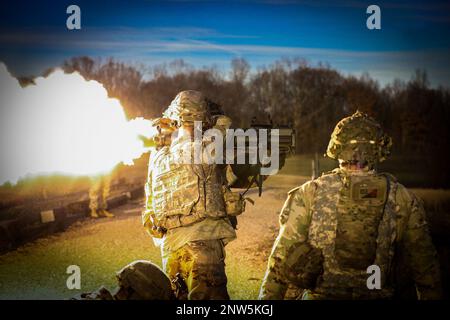 I soldati con lo Squadrone 1st, il reggimento della cavalleria 33rd, la squadra di combattimento della Brigata 3rd, la divisione aerea 101st (Air Assault) mantengono la loro competenza sulla recoilless Rifle Carl Gustaf 84mm su una gamma a Fort Campbell, Kentucky 9 gennaio 2023. Il Carl G è uno dei tanti sistemi di armi anti-armatura che gli Scout possono efficacemente impiegare contro una minaccia montata. Foto Stock