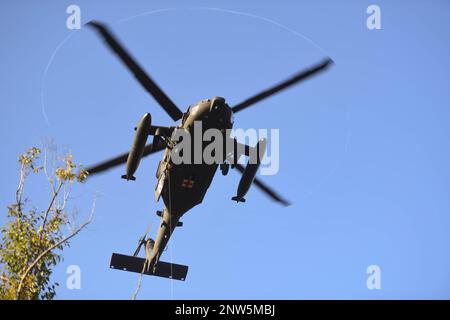 Un elicottero HH-60 Black Hawk si prepara a rilasciare una medica di volo per una richiesta di evacuazione medica a 9 linee (MEDEVAC) presso la Lightning Academy East Range, Hawaii, 24 gennaio 2023. L'elicottero HH-60 Black Hawk fornisce un trasporto più rapido per garantire ai pazienti un'assistenza adeguata in una struttura meglio attrezzata. Foto Stock