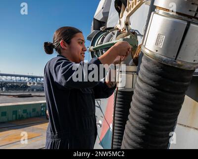 230101-N-UL352-1022 FUJAIRAH, Emirati Arabi Uniti (1 gennaio 2023) gas turbine Systems Technician (Mechanical) 2nd Classe Leandra Sepeda, assegnato al cacciatorpediniere di missili guidati USS Delbert D. Black (DDG 119), prepara una stazione di rifornimento mentre la nave entra nel porto di Fujairah, Emirati Arabi Uniti, 1 gennaio. Delbert D. Black viene impiegato nell'area operativa della flotta statunitense 5th per garantire la sicurezza e la stabilità marittima nella regione del Medio Oriente. Foto Stock