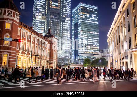 Crosswalk a Marunouchi, a sinistra della stazione di Tokyo, Marunouchi, Tokyo, Giappone Foto Stock