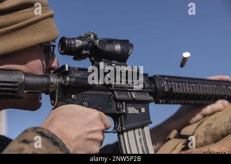 STATI UNITI Benjamin Stoddard, consulente tattico con armi e Battaglione, spara il suo fucile durante il Depot Competition-in-Arms Program (DCIAP) presso la base del corpo dei Marine Camp Pendleton, California, 19 gennaio 2023. Il DCIAP include le valutazioni tradizionali di Marktmanship del corpo Marino, così come le varie fasi di tiro di azione Foto Stock