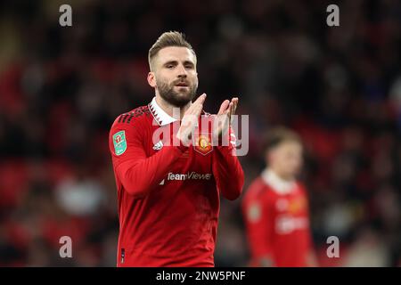 Londra, Regno Unito. 26th Feb, 2023. Luke Shaw del Manchester Utd batte i tifosi. Finale della Carabao Cup 2023, Manchester Utd contro Newcastle Utd al Wembley Stadium di Londra domenica 26th febbraio 2023. Solo per uso editoriale. pic di Andrew Orchard/Andrew Orchard sports photography/Alamy Live News Credit: Andrew Orchard sports photography/Alamy Live News Foto Stock