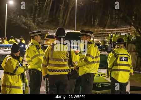 La ricerca continua per il bambino dopo l'arresto di Costanza Marten e Mark Gordon a Brighton. Poco prima delle 21:30hrs di lunedì 27 febbraio, un membro del pubblico ha segnalato un avvistamento di Costanza Marten e Mark Gordon a Stanmer Villas, Brighton. Ufficiali della polizia del Sussex hanno assistito al posto e la coppia è stata arrestata. Rimangono in custodia. Il bambino è ancora mancante e un'operazione di ricerca urgente sta avvenendo nella zona. Foto Stock