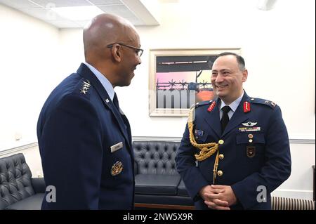 Capo di stato maggiore dell'aeronautica generale CQ Brown, Jr., saluta la difesa turca Attache Brig. Gen. Hakan Canlie prima di una chiamata d'ufficio nel Pentagono, Arlington, Virginia, 17 gennaio 2023. Foto Stock