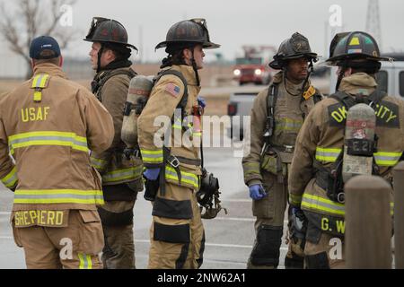 I soccorritori dei servizi di emergenza antincendio dell'ala delle operazioni speciali del 137th e del Dipartimento dei vigili del fuoco di Oklahoma City rispondono a un'esercitazione di risposta agli incidenti gravi di tornado presso la Will Rogers Air National Guard base, Oklahoma City, 8 febbraio 2023. Gli airmen con il SOW 137th hanno lavorato insieme ai primi soccorritori dalle agenzie di Oklahoma City durante lo scenario per esercitare le loro tattiche, tecniche e procedure reciproche come se fornessero l'aiuto reciproco in una risposta reale. Foto Stock