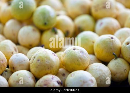 Primo piano su una guavas gialla impilata in una bancarella del mercato. Foto Stock