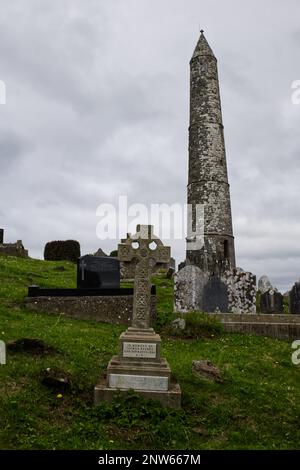 Torre rotonda nel cimitero della cattedrale in rovina di Declan, Ardmore Co Waterford Foto Stock