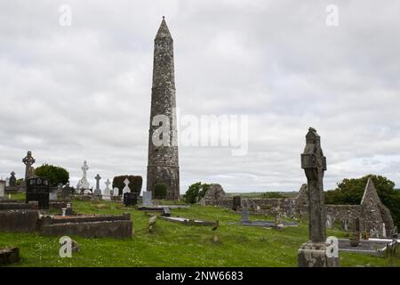 Torre rotonda nel cimitero della cattedrale in rovina di Declan, Ardmore Co Waterford Foto Stock