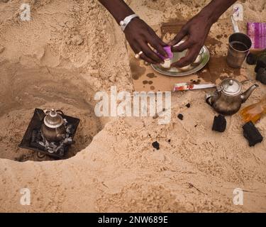 Un gruppo di bambini neri si allenano all'interno di un dojo a Nouakchott, Mauritania Foto Stock