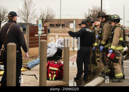 I soccorritori con i servizi di emergenza antincendio dell'ala delle operazioni speciali 137th, la Guardia Nazionale dell'Oklahoma, il Dipartimento dei vigili del fuoco di Oklahoma City e l'Oklahoma Emergency Medical Services Authority rispondono ai pazienti simulati durante un'esercitazione di risposta agli incidenti gravi di tornado presso la Will Rogers Air National Guard base, Oklahoma City, 8 febbraio 2023. Gli airmen con il SOW 137th hanno lavorato insieme ai primi soccorritori dalle agenzie di Oklahoma City durante lo scenario per esercitare le loro tattiche, tecniche e procedure reciproche come se fornessero l'aiuto reciproco in una risposta reale. Foto Stock