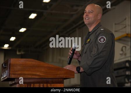 230113-N-PQ495-1030 SAN DIEGO (13 gennaio 2023) il capitano Erik Kenney, dirigente della portaerei di classe Nimitz USS Carl Vinson (CVN 70), si rivolge all'equipaggio durante una chiamata a tutte le mani. Vinson è attualmente pierside nel suo homeport di San Diego. Foto Stock