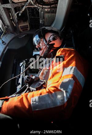 230215-N-EL850-1028 MEDITERRANEO (15 febbraio 2023) Naval Air Crewman (elicottero) 3rd Classe Morgan Way, assegnato a Helicopter Sea Combat Squadron (HSC) 5, si trova nella finestra di un elicottero MH-60s Nighthawk durante le operazioni di volo, 15 febbraio 2023. Carrier Air Wing (CVW) 7 è la componente offensiva di Carrier Strike Group (CSG) 10 e George H.W. Boccola CSG. Gli squadroni del CVW-7 sono Strike Fighter Squadron (VFA) 143, VFA-103, VFA-86, VFA-136, Carrier Airborne Early Warning Squadron (VAW) 121, Electronic Attack Squadron (VAQ) 140, HSC-5 e Helicopter Maritime St Foto Stock